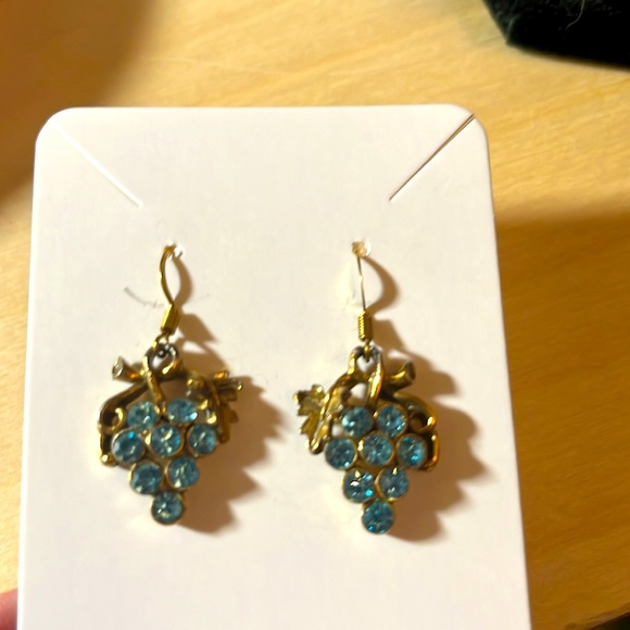 Cute vintage upcycled grape earrings - Picture 2 of 2